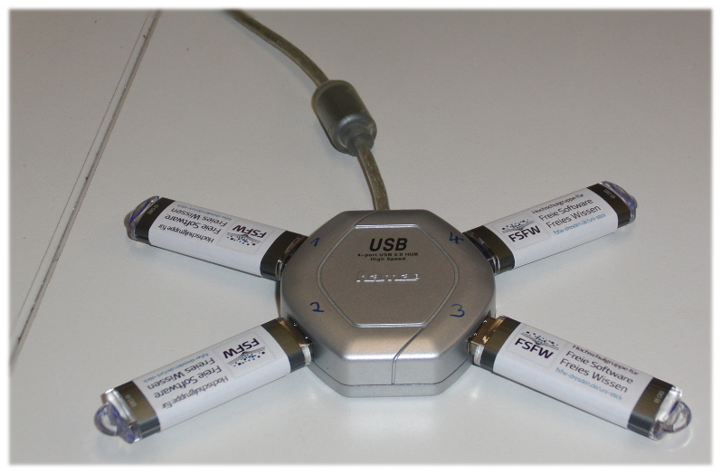  4er USB-Hub bei der Bespielung der Sticks mit dem Image